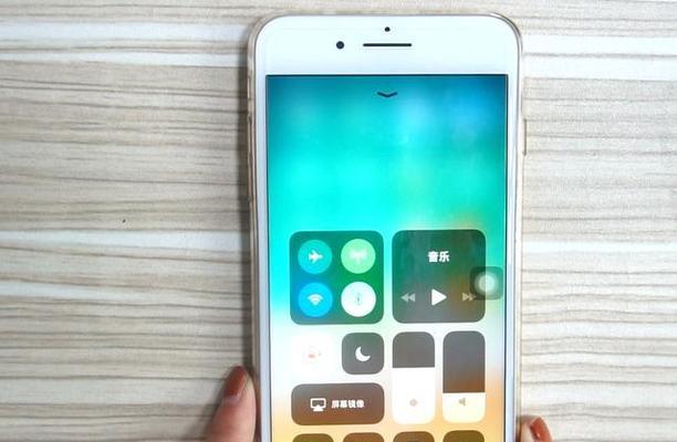 如何打开iPhone手电筒（快速开启iPhone手电筒功能的步骤与技巧）