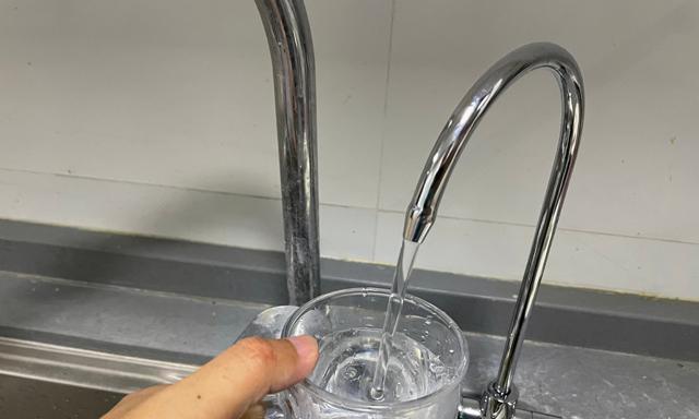 净水器上滤管漏水怎么办（有效处理净水器上滤管漏水的方法）